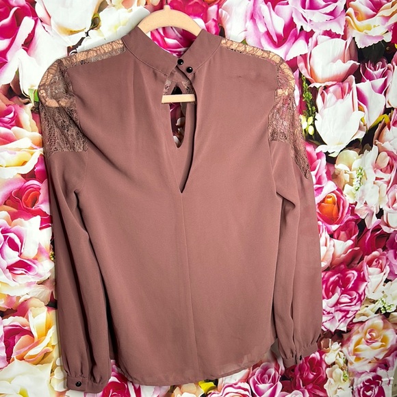 Elegant Mauve Lace Detail Women's Top - Picture 3 of 3